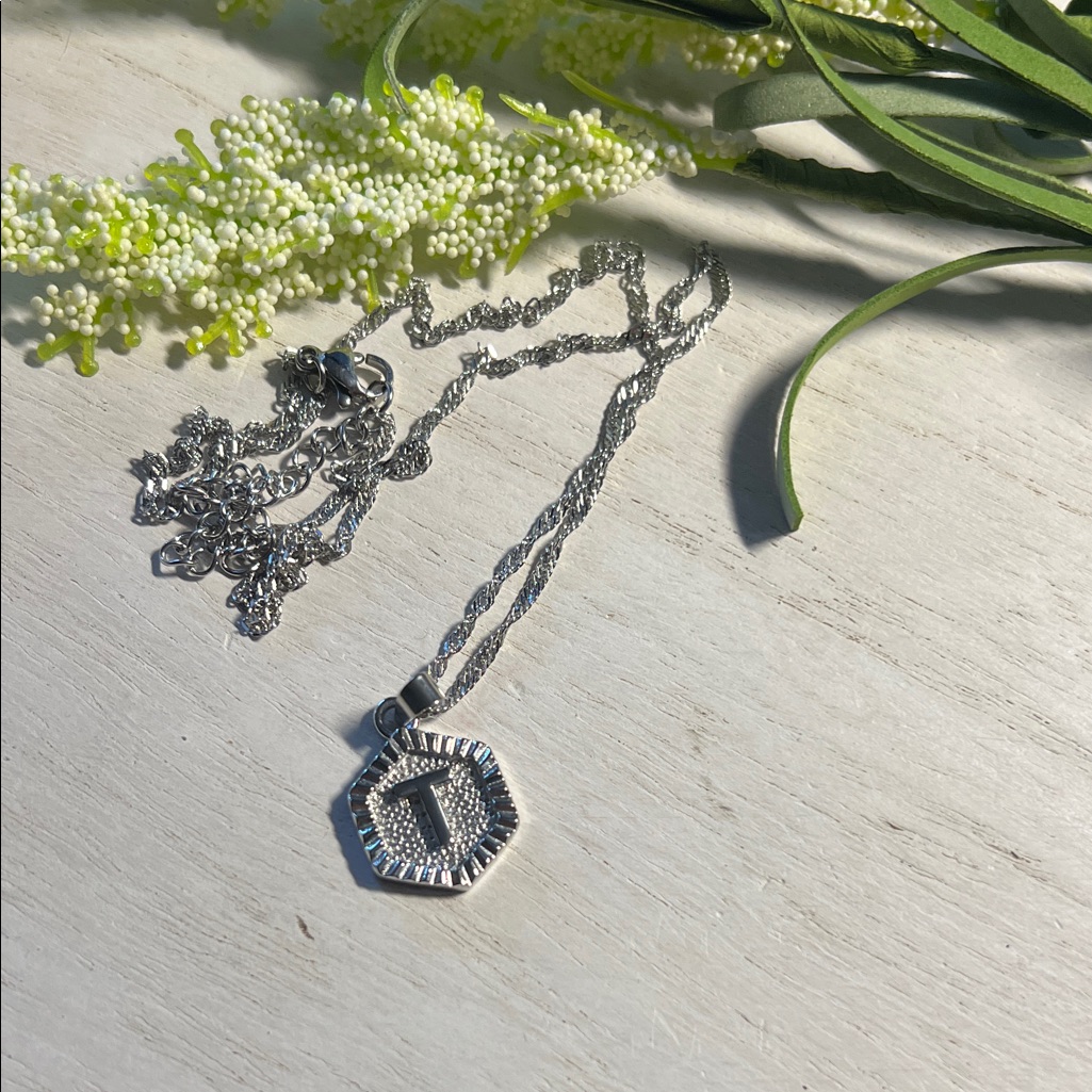 Oak & Ivy “T” Necklace Silver